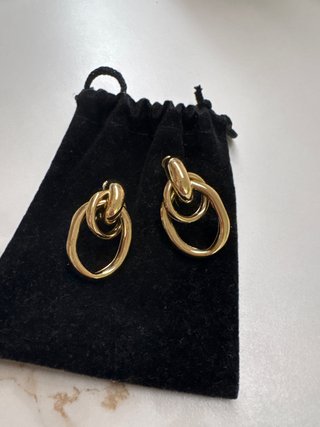 Pendientes dorados con eslabones