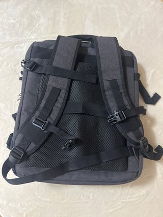 Mochila de viaje gris