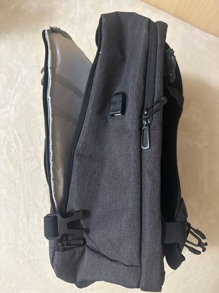 Mochila de viaje gris