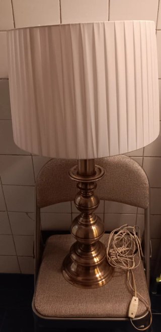 Lámpara de mesa dorada y blanca