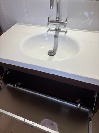 Mueble de baño con lavabo blanco