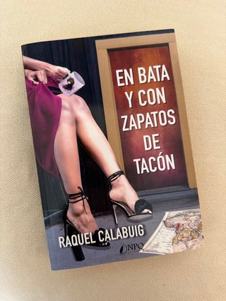 En bata y con zapatos de tacón