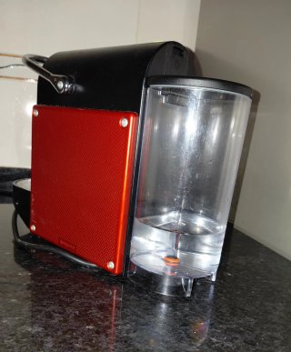 Cafetera DeLonghi Nespresso EN125.R Inissia Roja.