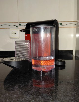 Cafetera DeLonghi Nespresso EN125.R Inissia Roja.