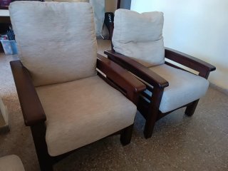 Sofá de 2 plazas beige y madera y 2 individuales.