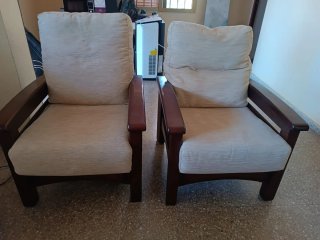 Sofá de 2 plazas beige y madera y 2 individuales.