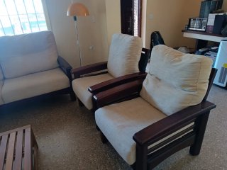 Sofá de 2 plazas beige y madera y 2 individuales.
