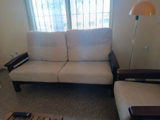 Sofá de 2 plazas beige y madera y 2 individuales.