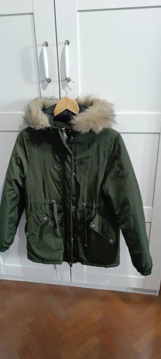 Plumífero verde con capucha y pelo