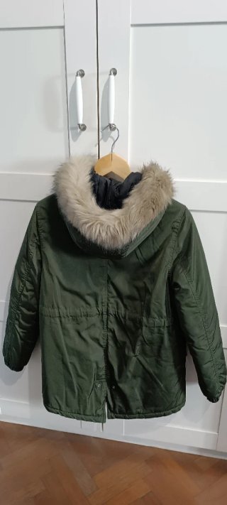 Plumífero verde con capucha y pelo