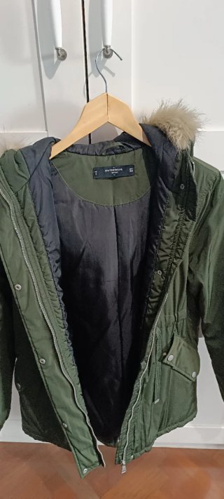 Plumífero verde con capucha y pelo