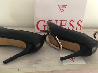 Zapatos tacón Guess Stefie Negros con Perlas