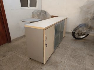 Mesa de oficina con cajoneras