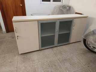 Mesa de oficina con cajoneras