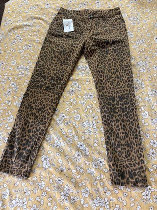 Pantalones vaqueros con estampado de leopardo
