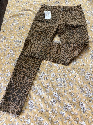 Pantalones vaqueros con estampado de leopardo