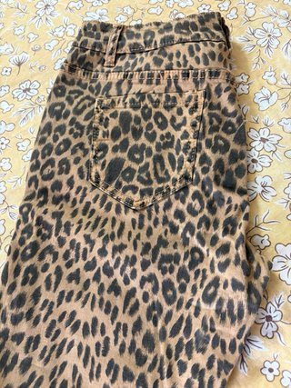 Pantalones vaqueros con estampado de leopardo