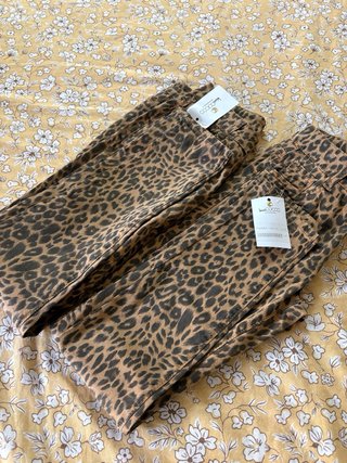 Pantalones vaqueros con estampado de leopardo