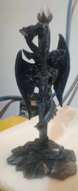 Figura de dragón con esfera
