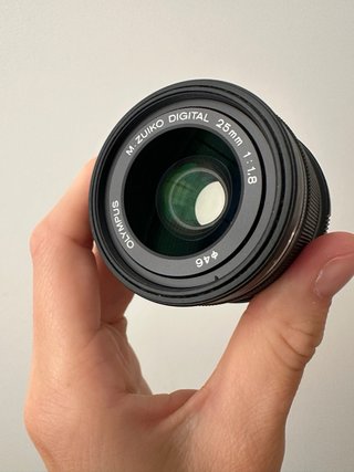 Olympus 25mm 1:1.8 + Filtro UV Fujimi