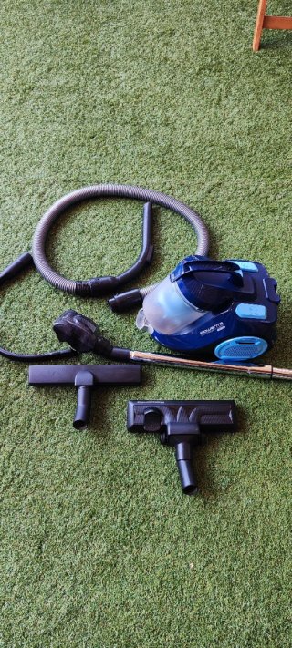 Aspiradora Rowenta azul con accesorios