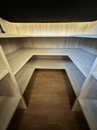 Cama alta con almacenaje y cajones como escalera