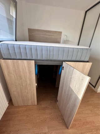 Cama alta con almacenaje y cajones como escalera