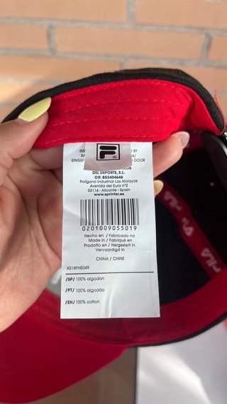 Gorra Fila Negra y Roja