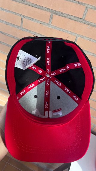 Gorra Fila Negra y Roja