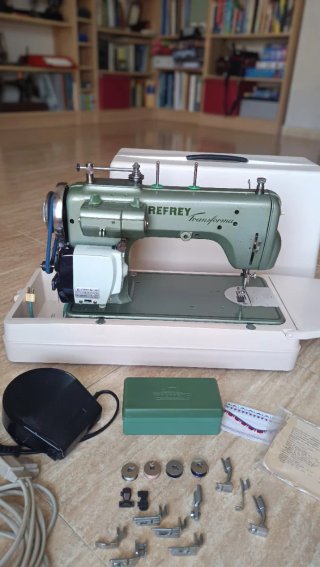 Máquina de coser Refrey Transforma 427