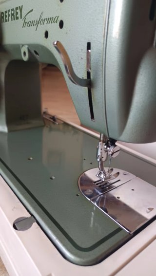 Máquina de coser Refrey Transforma 427
