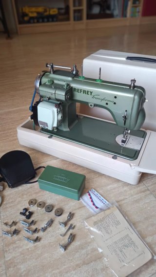 Máquina de coser Refrey Transforma 427