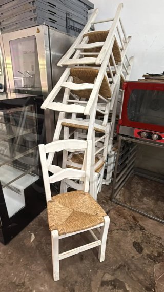 Sillas de madera blancas con asiento de paja