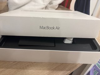 MacBook Air Plata A1466 con 4 GB de RAM y 128 GB.