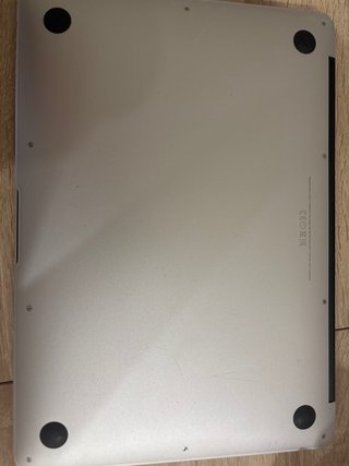 MacBook Air Plata A1466 con 4 GB de RAM y 128 GB.