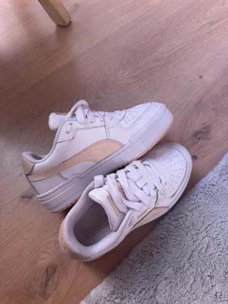 Zapatillas Puma Blancas y Doradas Talla 37
