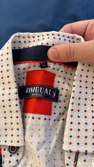 Camisa blanca con puntos rojos y azules