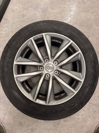 Llantas Infiniti Q50 originales con neumáticos 50%
