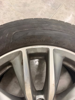 Llantas Infiniti Q50 originales con neumáticos 50%