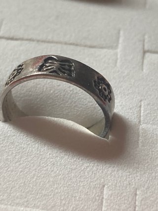 Anillo de acero con diseño de mariposas y flores