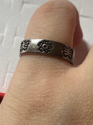 Anillo de acero con diseño de mariposas y flores