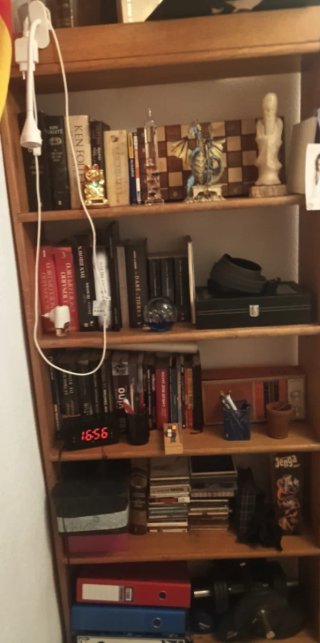 Estantería de madera con detalles