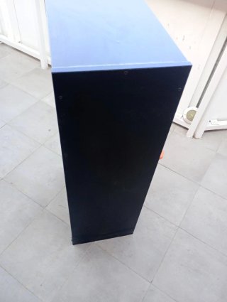 Mueble auxiliar blanco y negro