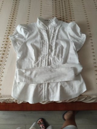 Camisa blanca con volantes y cinturón