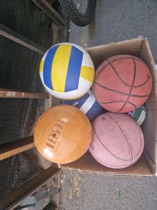 Caja de balones de deporte