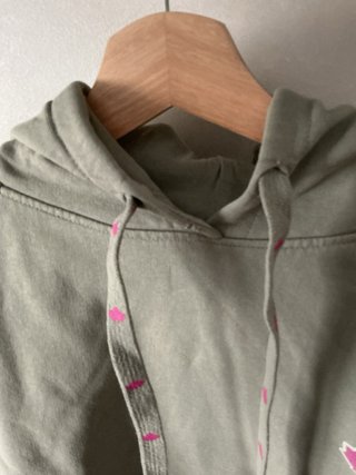 Sudadera NOON verde con detalle rosa