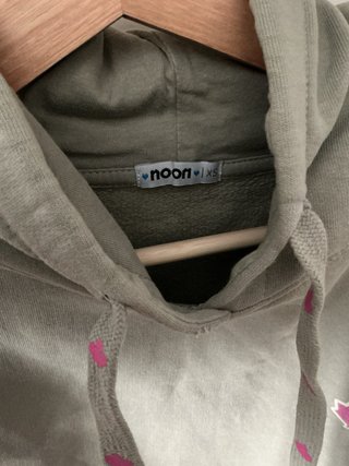 Sudadera NOON verde con detalle rosa