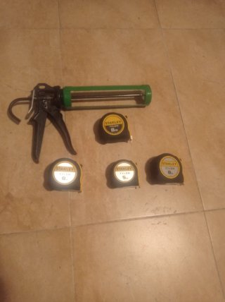 Pistola silicona y 4 cintas métricas Stanley