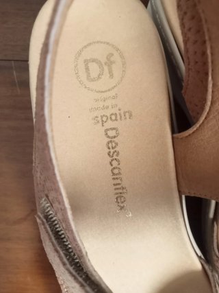 Sandalias doradas y rosas