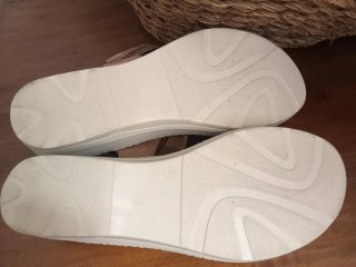 Sandalias doradas y rosas